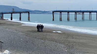 Donna trovata morta in mare a Siderno, avviate le indagini