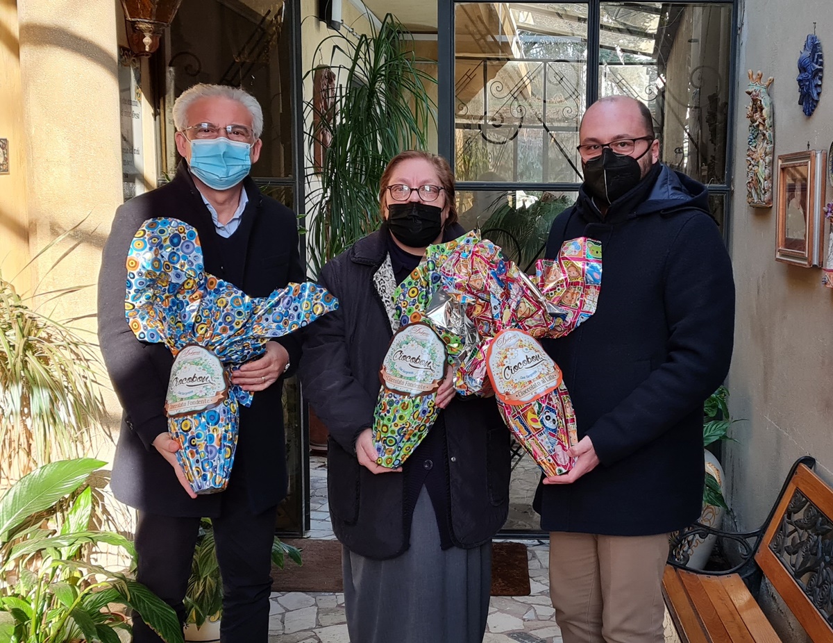 Il Lions Club di Reggio regala uova di Pasqua ai bambini di Villa Bethania Christi