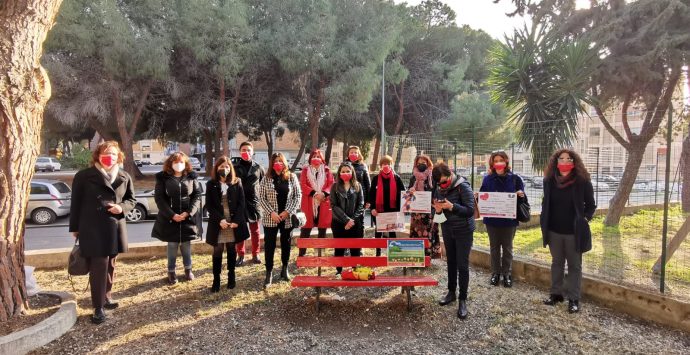 Parità di genere e diritti, a Reggio Calabria installata la panchina rossa nel rione Gebbione