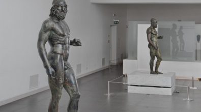Bronzi di Riace, il museo di Salerno propone scambio con la testa di Apollo