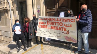 Reggio, protestano le famiglie dei bimbi autistici: «Stato contro Stato. Sentenza del 2019 ma l’Asp non paga»
