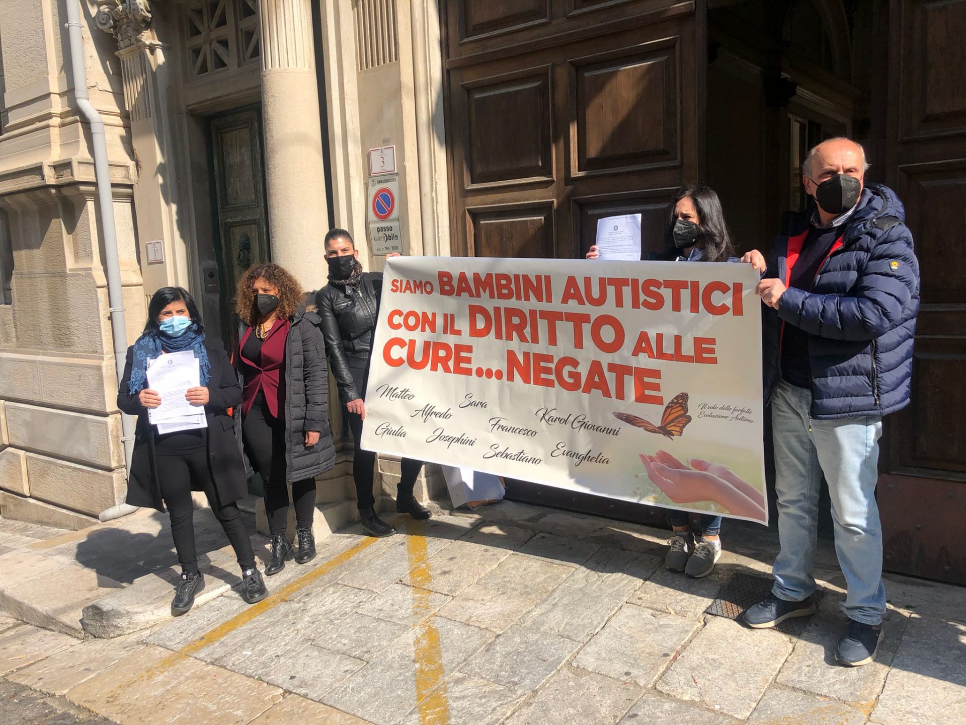 Reggio, protestano le famiglie dei bimbi autistici: «Stato contro Stato. Sentenza del 2019 ma l’Asp non paga»