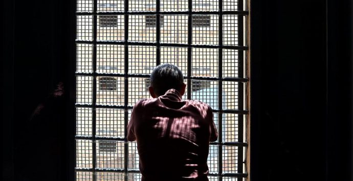 Reggio Calabria, detenuto tenta suicidio in ospedale: salvato dalla polizia penitenziaria