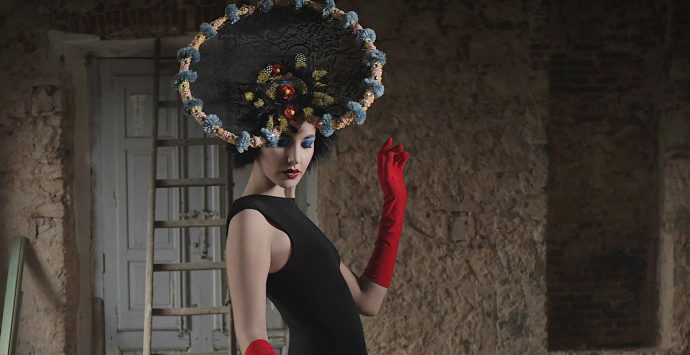 Lo stilista reggino Fata incanta le sfilate milanesi omaggiando la scrittrice Piaggi