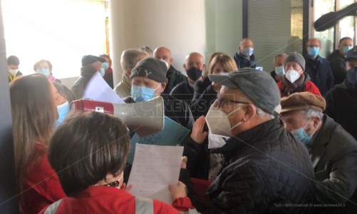 Finiti i vaccini a Reggio: la rabbia di chi ha fatto per giorni la fila inutilmente
