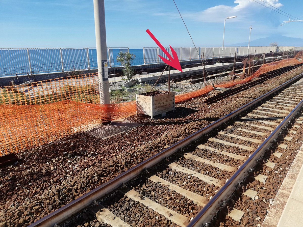 Melito Porto Salvo, desta preoccupazione un muro pericolante della stazione ferroviaria