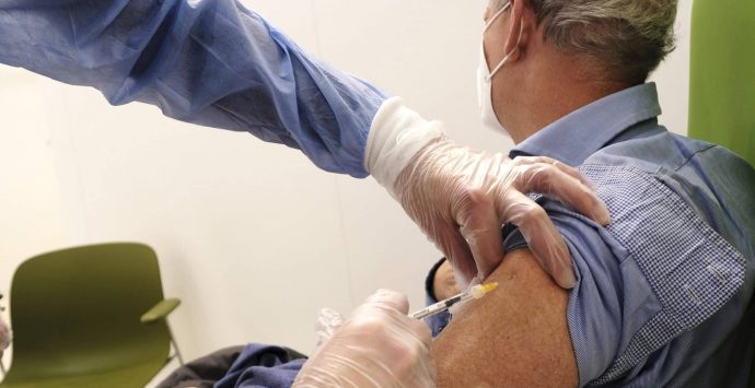 Vaccini, il Cts: «Stop AstraZeneca per under 60. Richiami solo con Pfizer e Moderna»