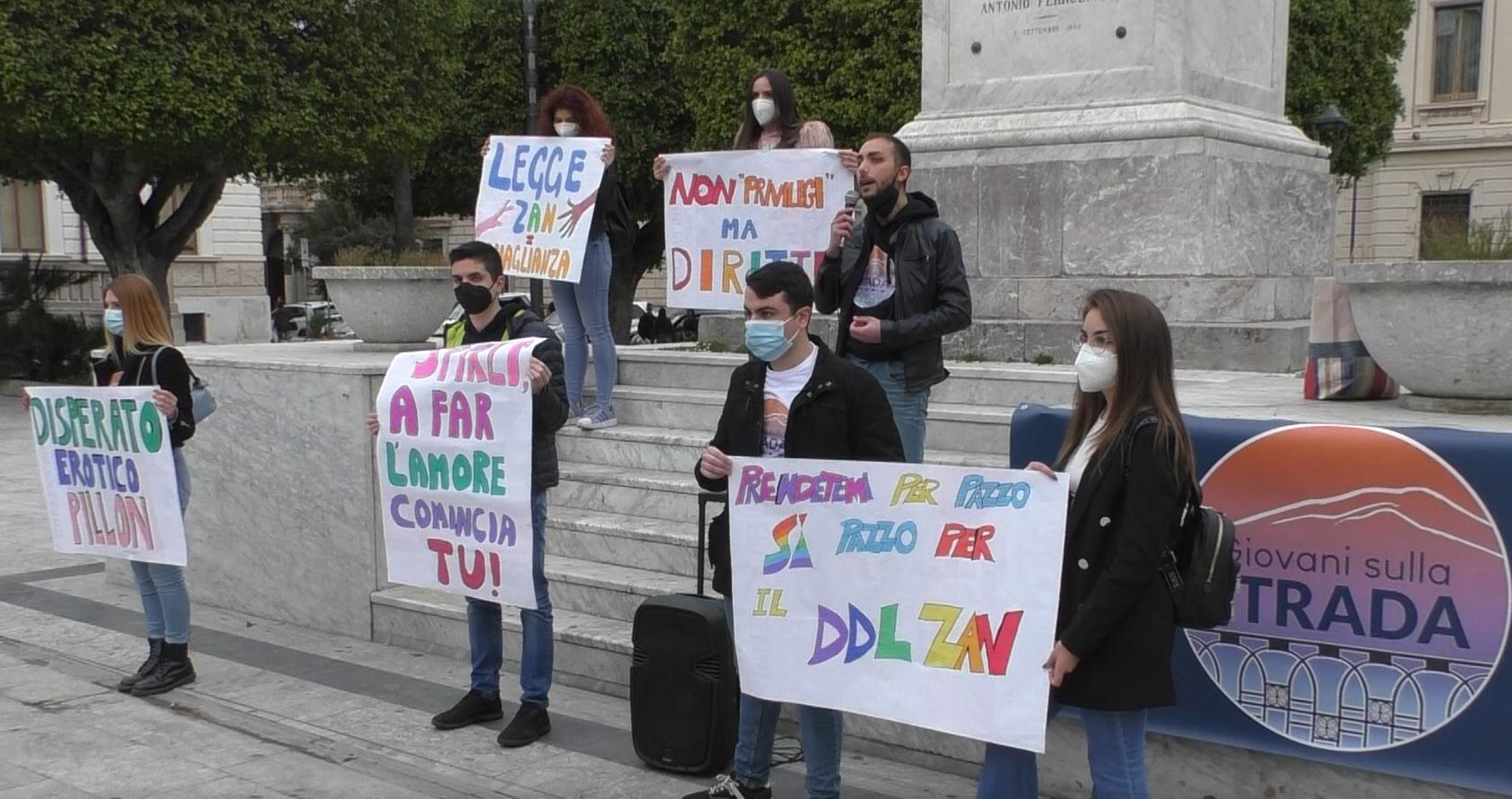 Reggio, sit-in dei Giovani sulla Strada per il ddl Zan e per le vittime di omotransfobia