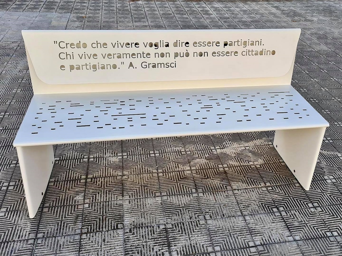 Panchina di Gramsci vandalizzata, Falcomatà: «Solo dei “wc” potevano arrivare a tanto»