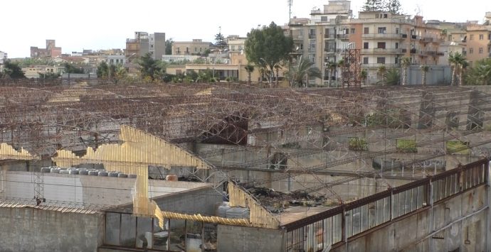 Reggio, nell’inerzia assoluta permangono degrado e rifiuti pericolosi a San Giorgio Extra – VIDEO