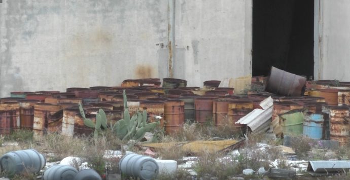 Reggio, nell’inerzia assoluta permangono degrado e rifiuti pericolosi a San Giorgio Extra – VIDEO