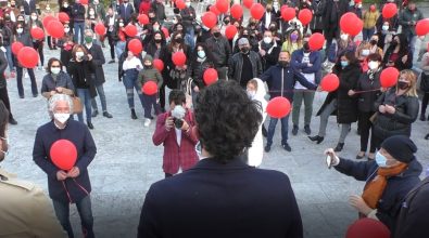 Palloncini rossi per protesta, la manifestazione del Comitato dei commercianti reggini