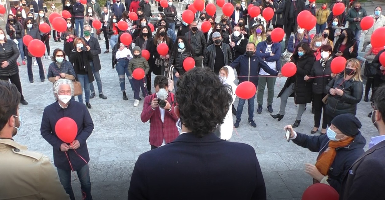 Palloncini rossi per protesta, la manifestazione del Comitato dei commercianti reggini