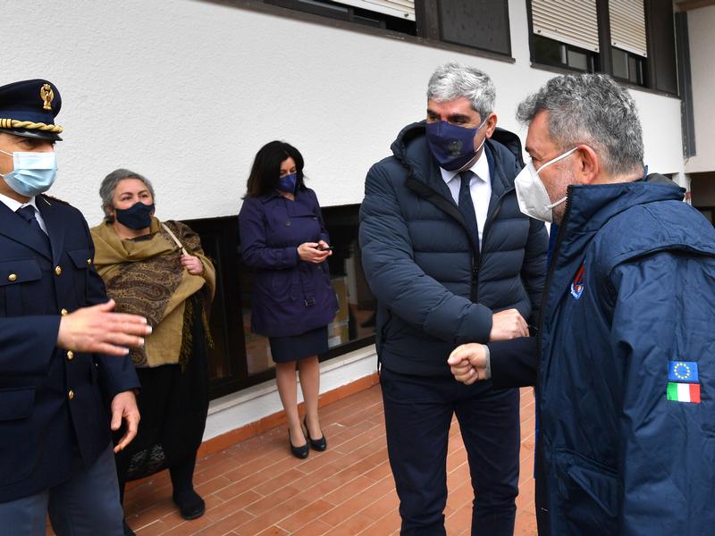 Covid, Spirlì al centro vaccinale di Reggio: «Grande aiuto da Ministeri»