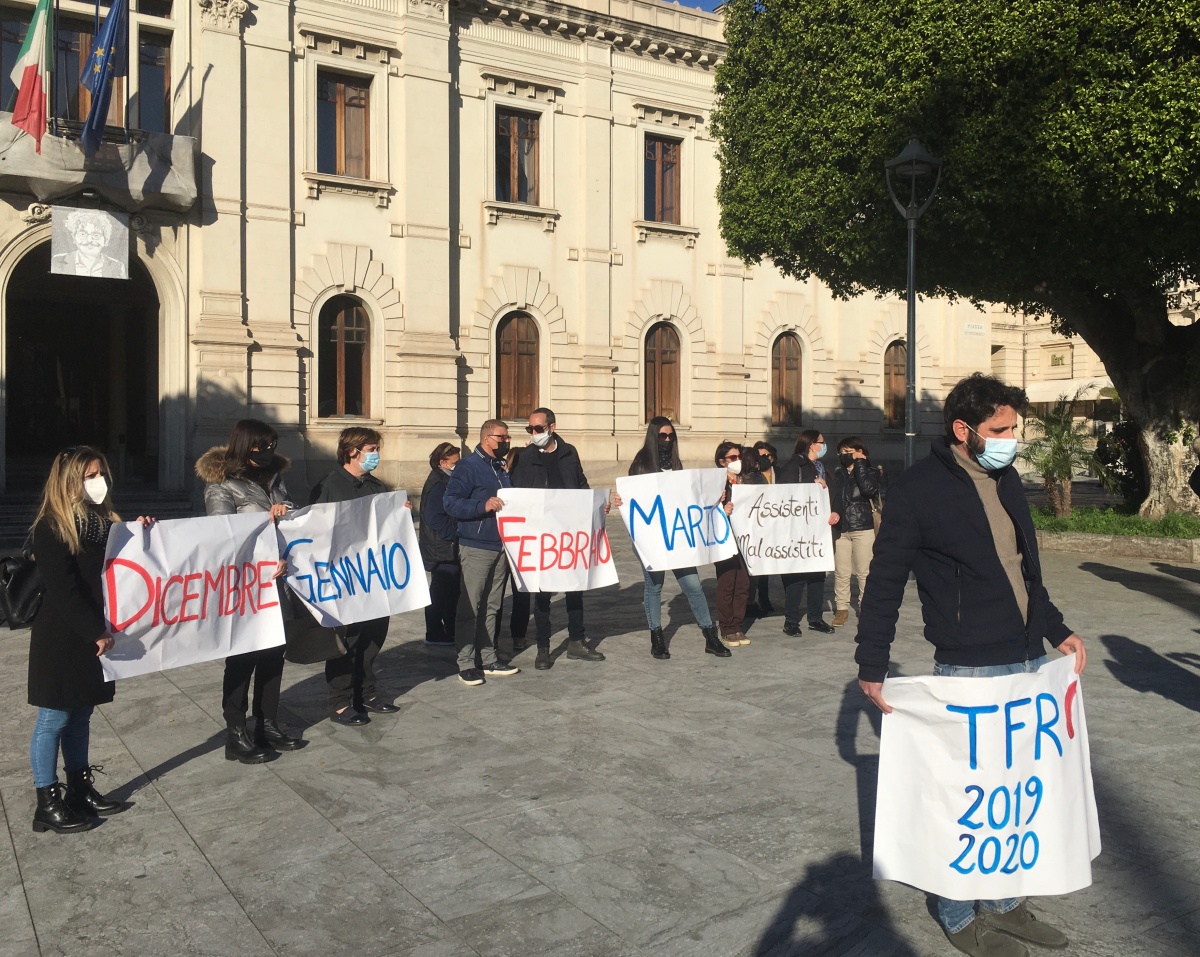 Reggio, La Strada: «Ancora ritardi nei pagamenti agli assistenti educativi»