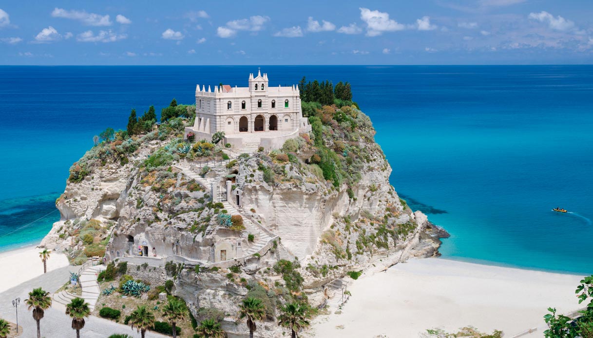 DemA Calabria plaude a Tropea, eletto “Borgo più bello d’Italia”