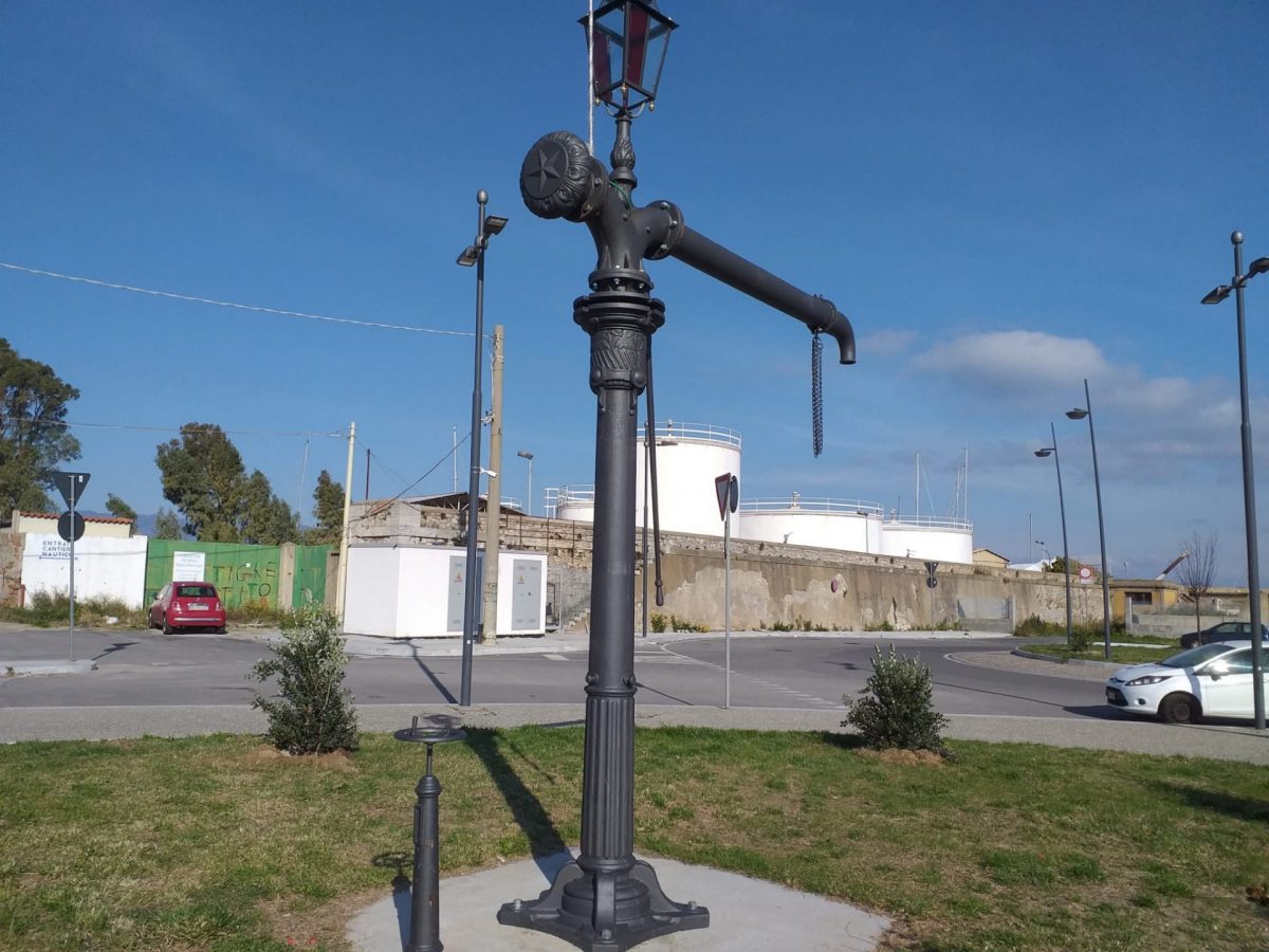 La colonna idraulica dell’ex stazione ferroviaria di Reggio Mare collocata nel Waterfront