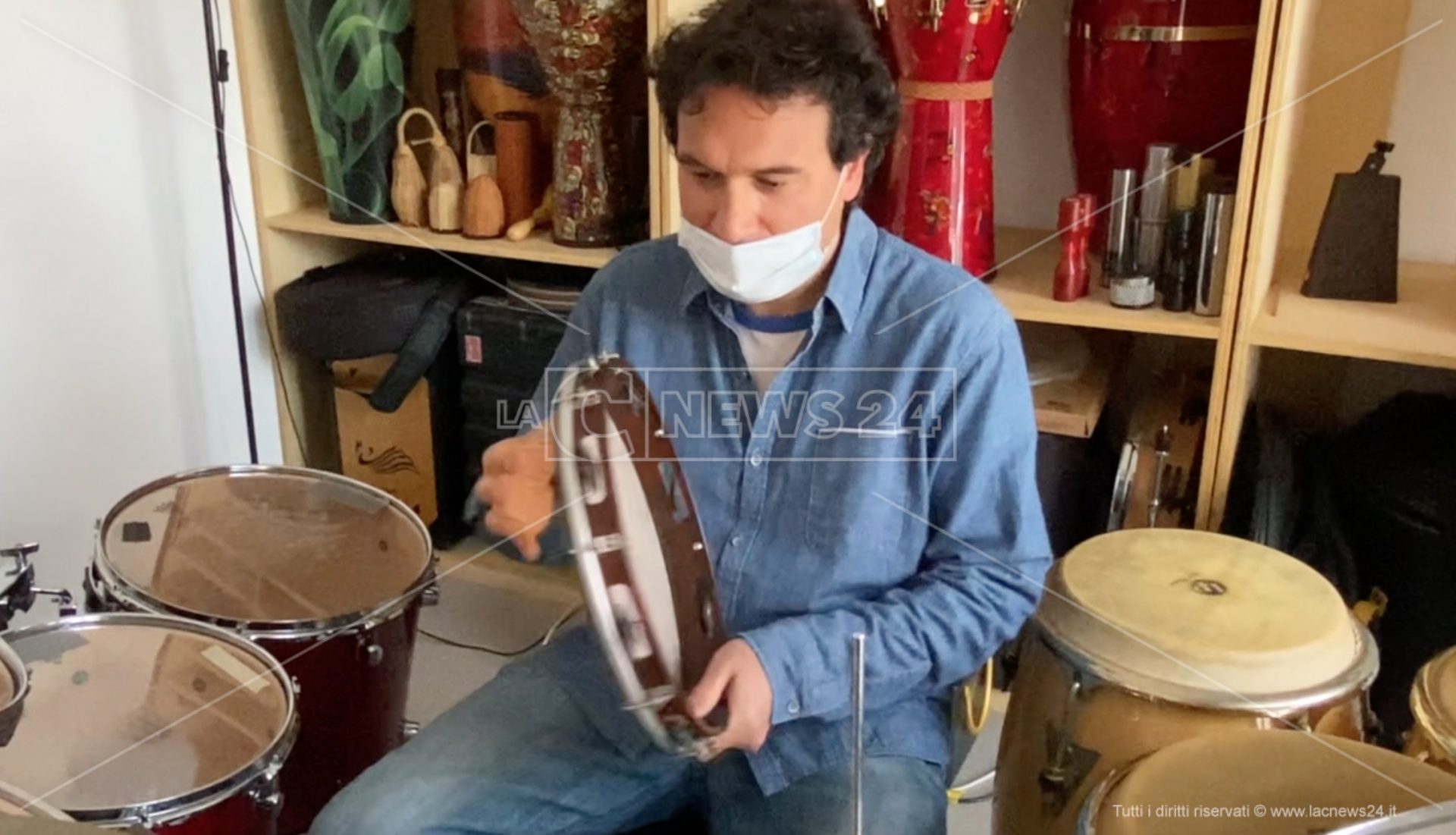 Locri, a scuola di tamburello con Massimo Cusato