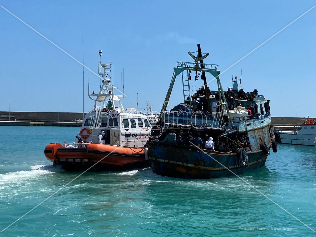 Roccella Jonica, 120 migranti arrivano a bordo di un peschereccio