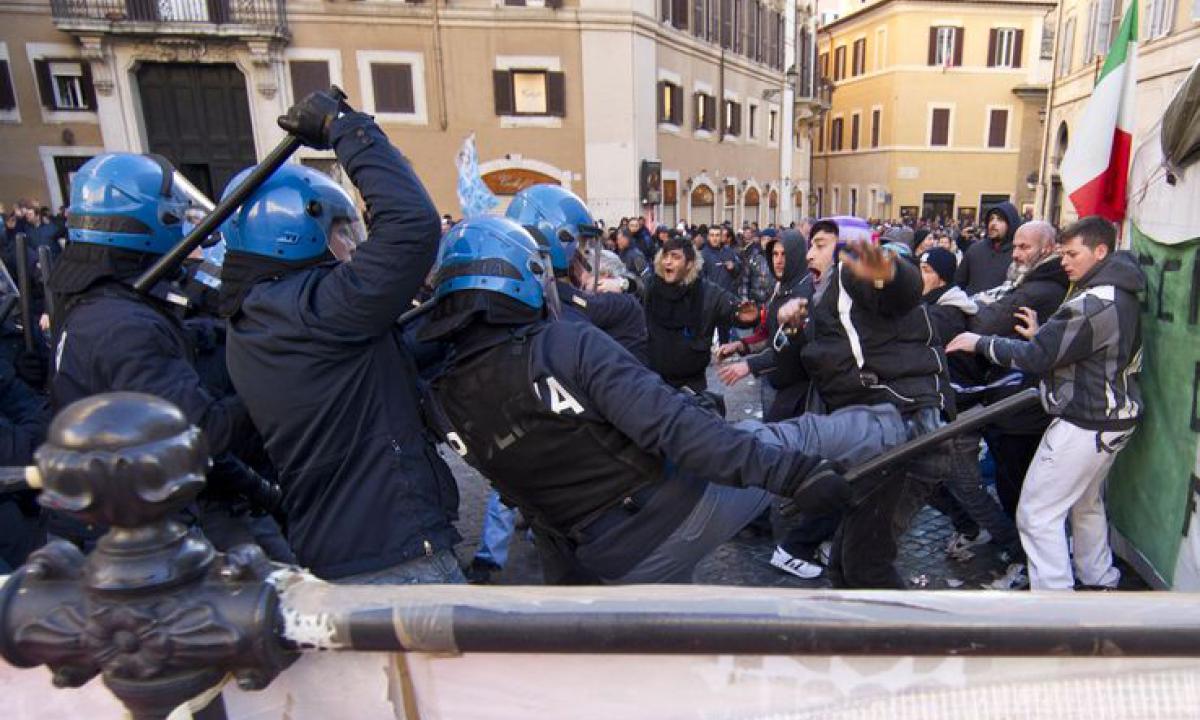 Proteste dei commercianti a Montecitorio, in corso scontri con le forze dell’ordine