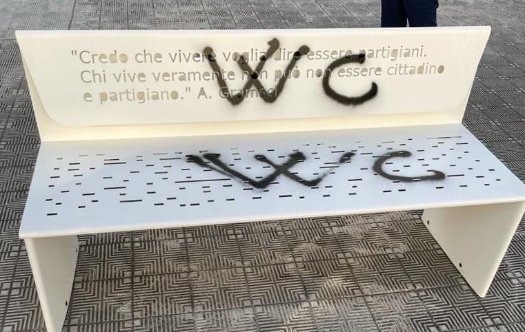 25 Aprile, vandalizzata a Reggio la panchina dedicata a Gramsci