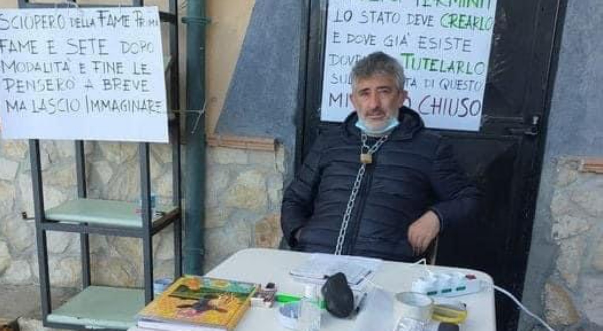 Scilla, ristoratore disperato si incatena davanti al suo locale e inizia lo sciopero della fame