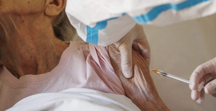 Vaccini, da domani al via anche in Calabria le prenotazioni per gli over 50