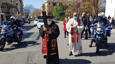 Venerdì Santo, il vescovo Morosini porta la croce in processione fino al Gom