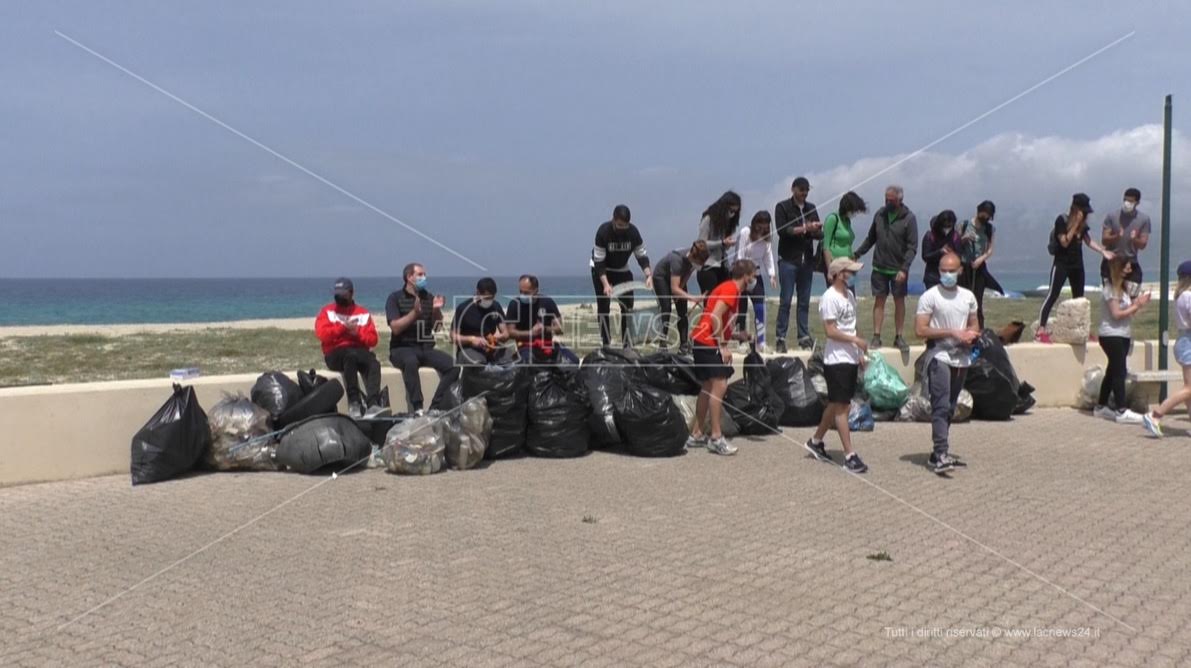 San Ferdinando, i volontari puliscono la spiaggia dunale: «Patrimonio da tutelare»