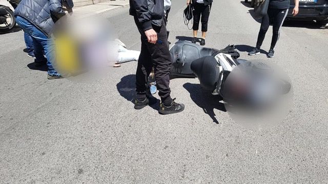 Reggio, grave incidente in via Itria: cade dallo scooter a causa di una buca