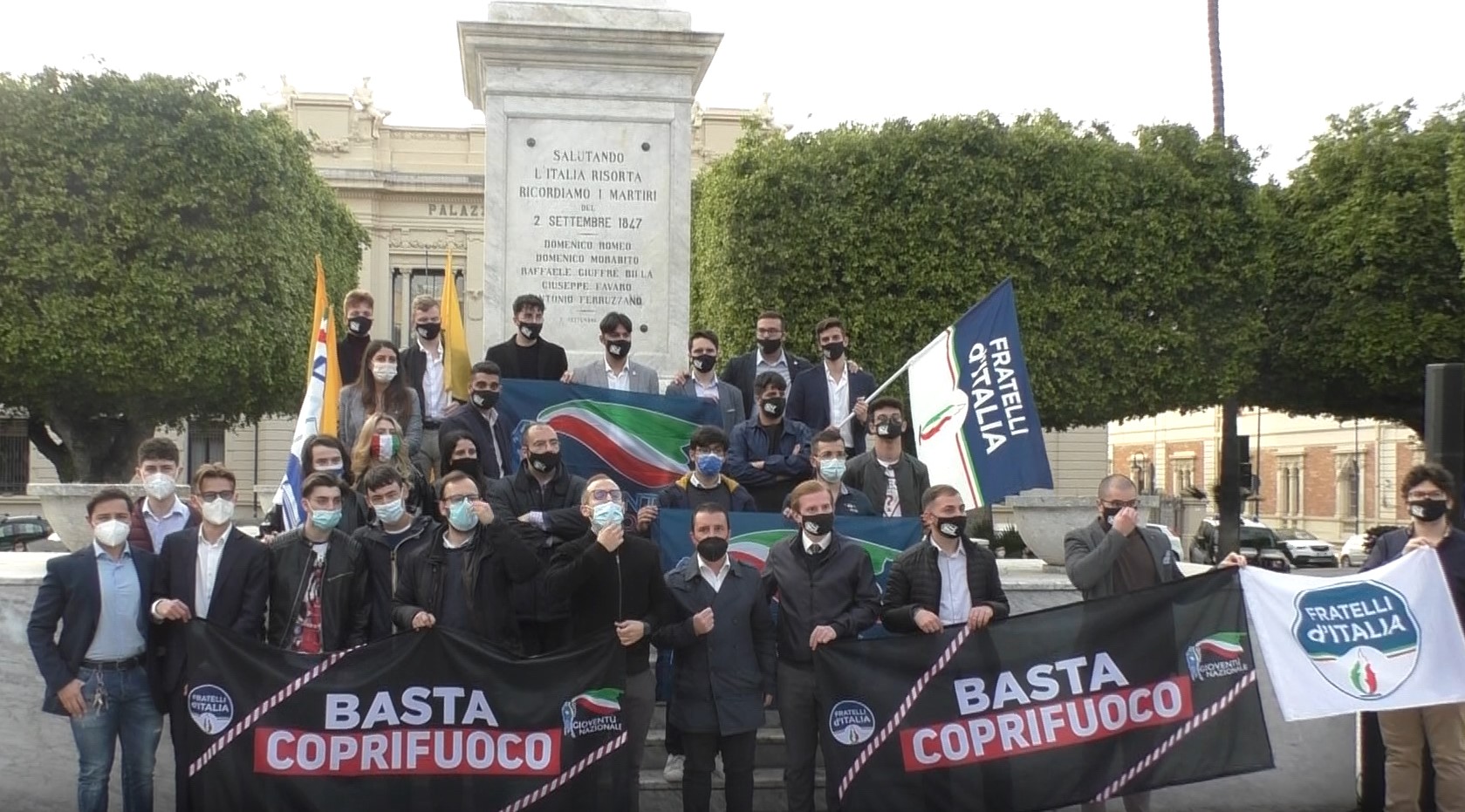 Basta coprifuoco, a Reggio Fratelli d’Italia e Gioventù Nazionale protestano in piazza