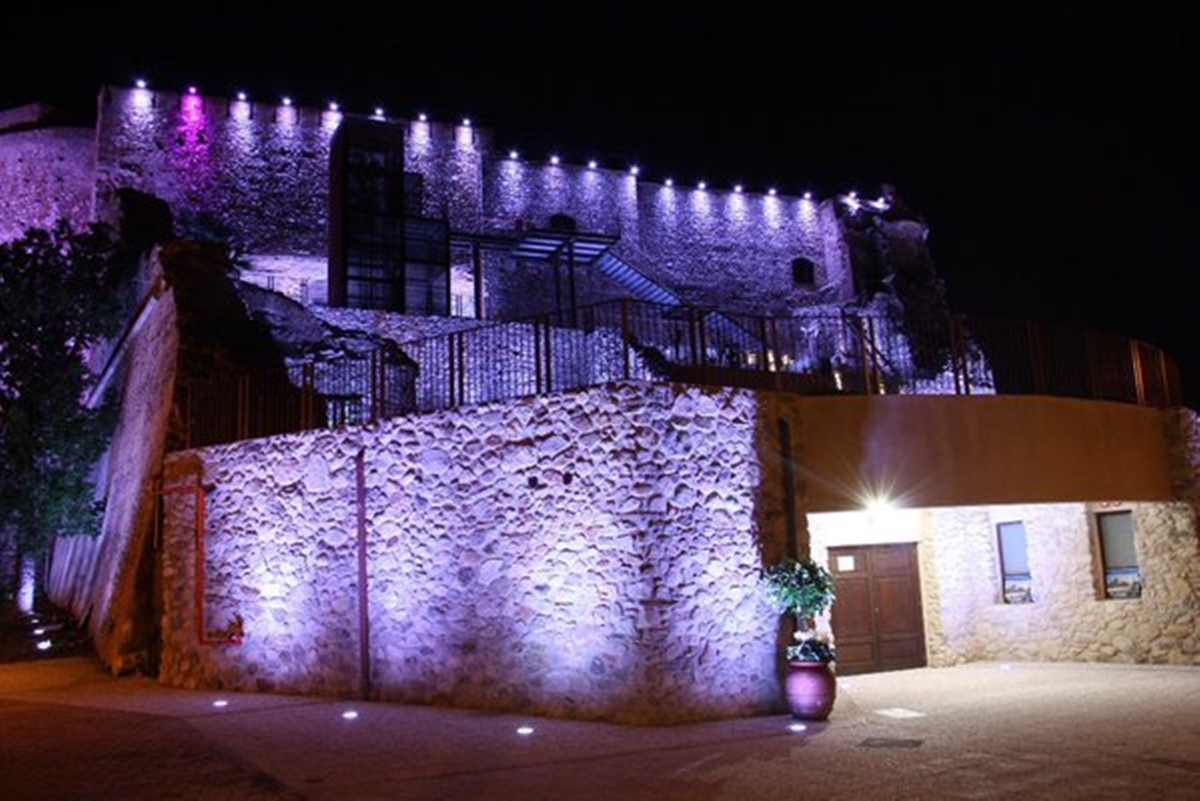 Castello Aragonese, illuminazione multicolore per la giornata dell’Alzheimer