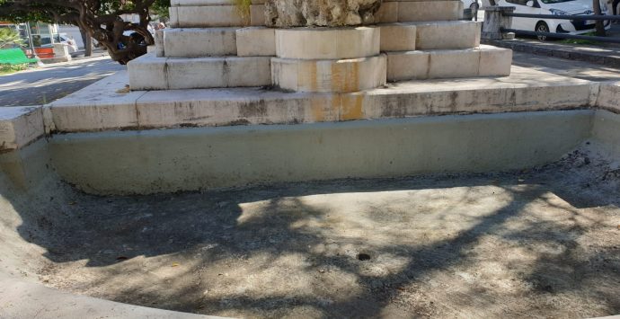 Piazza De Nava, un accenno di pulizia che non cancella il degrado