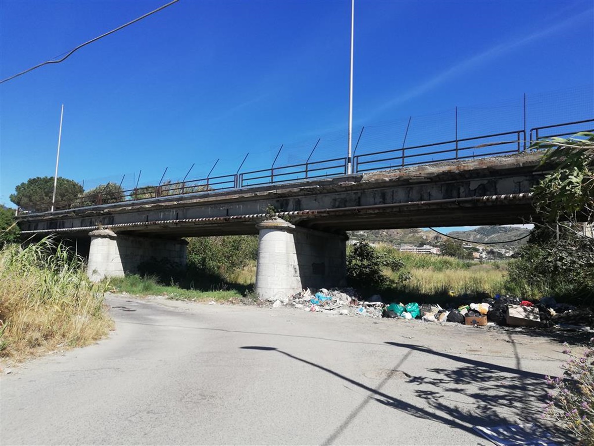 Pellaro, interventi al ponte stradale sul Fiumarella
