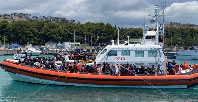 Migranti, nuovo sbarco a Roccella Ionica: un centinaio a bordo di tre piccole barche
