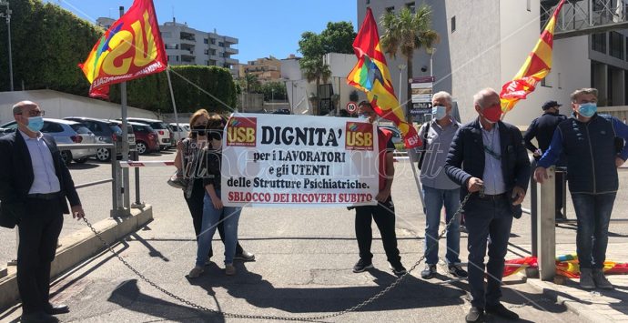 Palmi, sit-in dell’Usb in segno di solidarietà per l’operaio Raffaele Carbone
