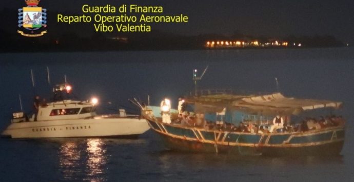 Migranti, peschereccio intercettato al largo di Roccella: arrestati 6 scafisti
