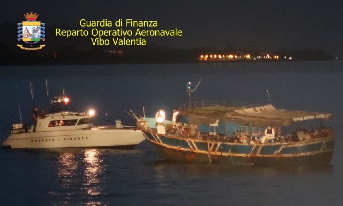 Migranti, peschereccio intercettato al largo di Roccella: arrestati 6 scafisti
