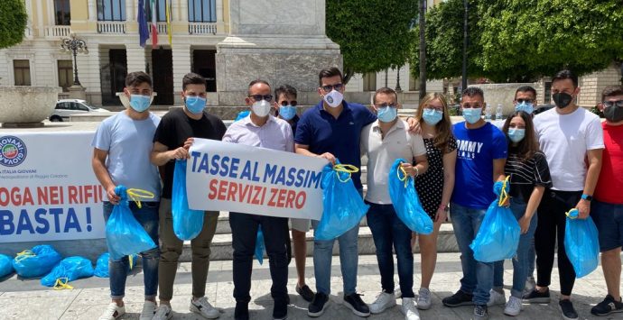 Forza Italia porta i sacchi di rifiuti in piazza per protesta