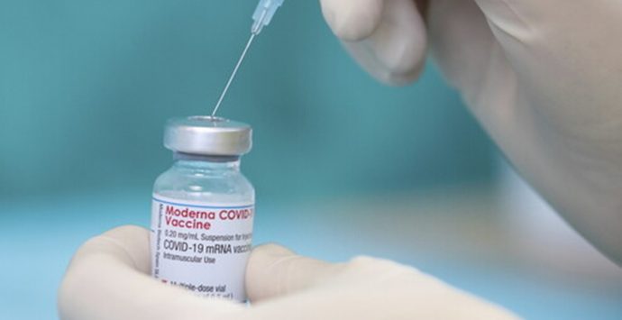 Vaccini, in arrivo domani in Calabria 21 mila dosi di Moderna