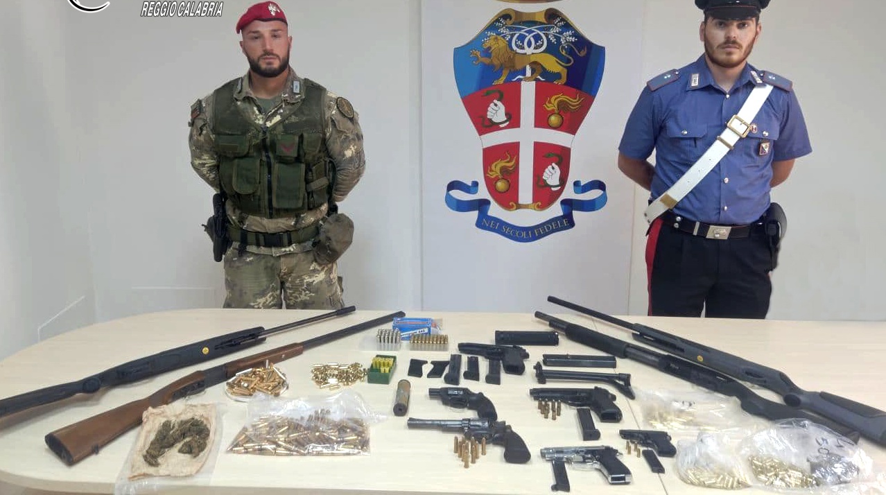 Gioia Tauro, carabinieri scovano un arsenale con armi micidiali: due arresti