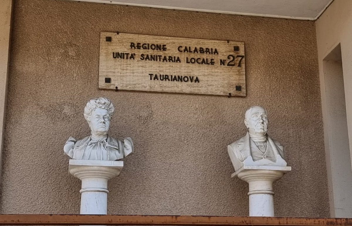 Taurianova, Anastasi: «Mettere in sicurezza i busti marmorei dei fondatori dell’ex ospedale»