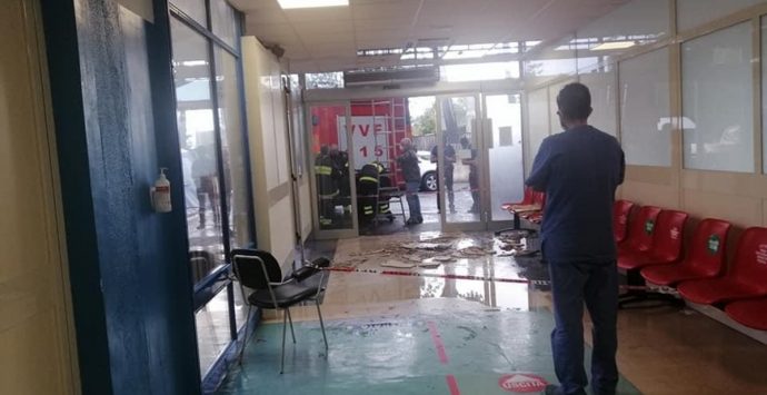 Maltempo, crolla parte del controsoffitto del Pronto soccorso dell’ospedale di Locri