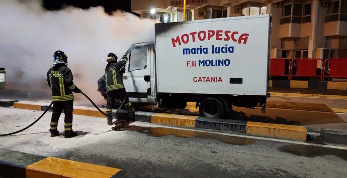 Villa, furgoncino in fiamme all’imbarco per Messina. Tempestivo l’intervento dei Vigili del fuoco