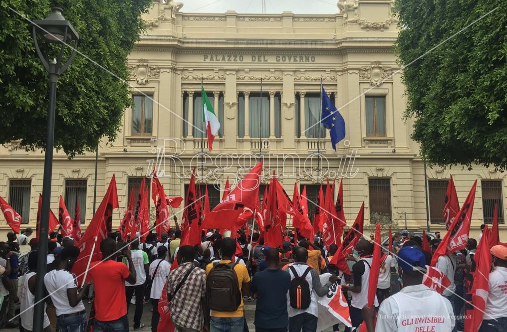 Reggio, esplode la protesta dei braccianti della Piana. Sit-in in piazza Italia