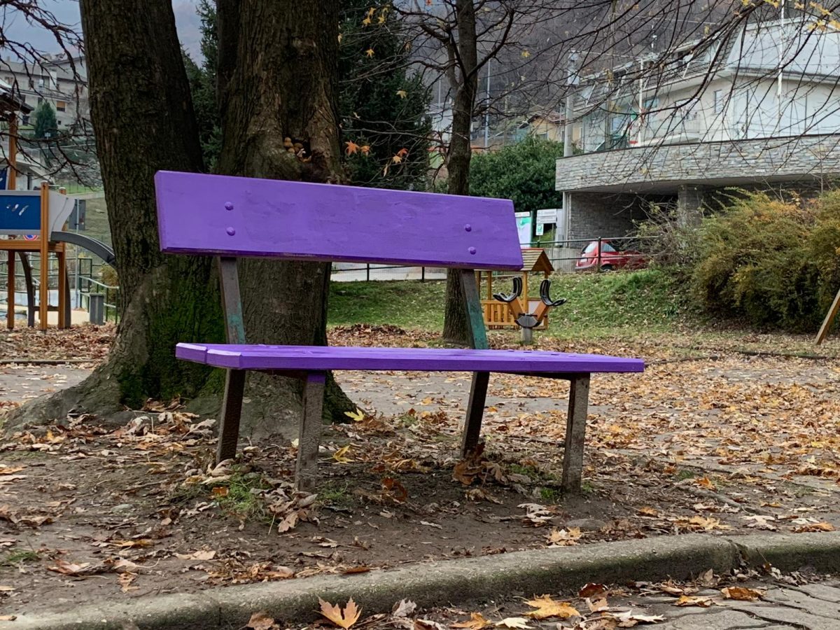A Cinquefrondi sarà inaugurata una panchina viola, simbolo di gentilezza