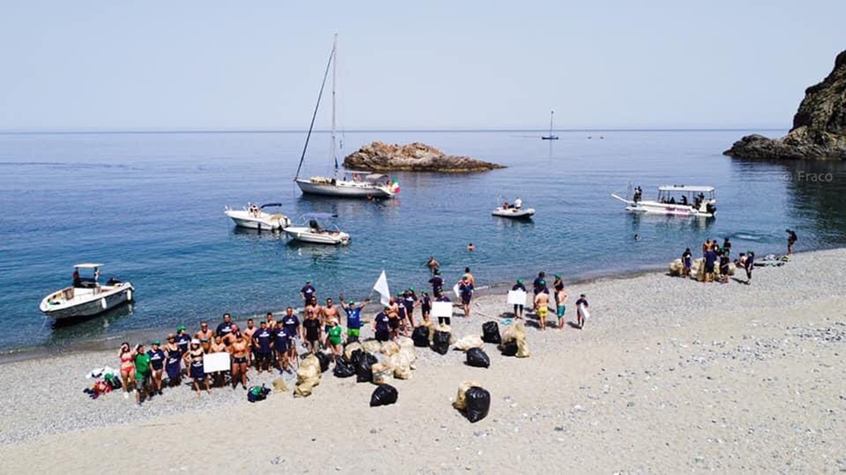 Plasticfree Calabria ripulisce Cava Jancuja grazie alla Lega navale italiana di Villa San Giovanni