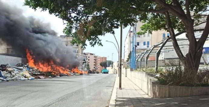 Reggio, bruciano ancora i rifiuti a Ciccarello