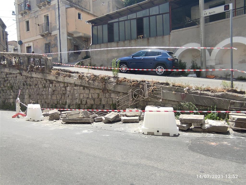 A Melito Porto Salvo crolla una porzione di muro in sopraelevazione del muro di sostegno