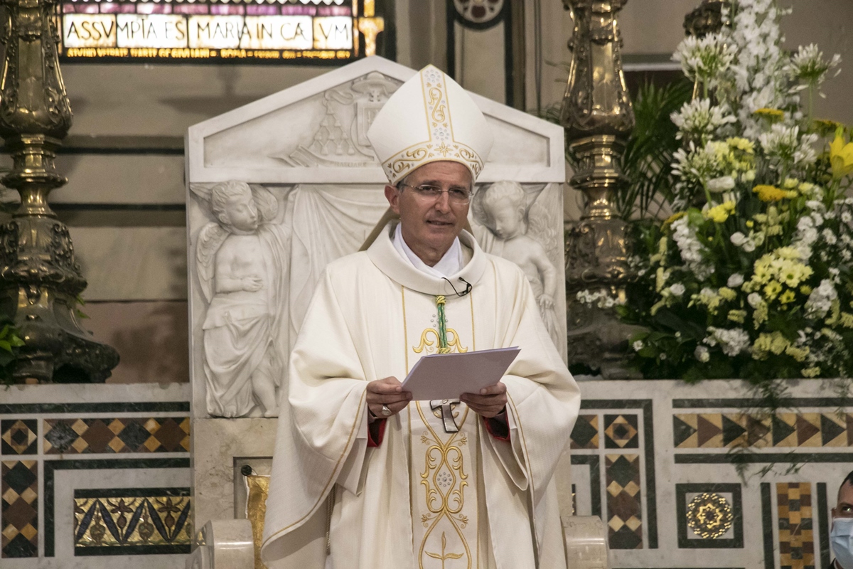 Incendi a Reggio, l’arcivescovo Morrone: «Indignazione e rabbia non bastano più»